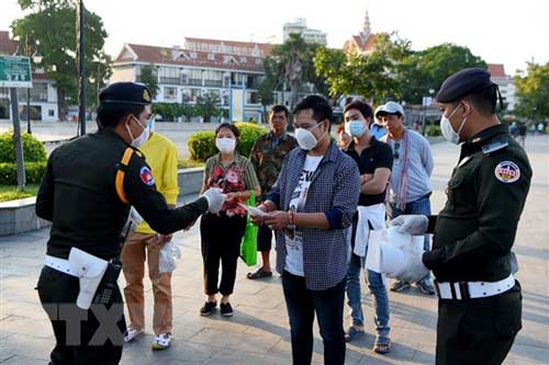 Campuchia phạt nặng trường hợp bán khẩu trang y tế với giá quá cao