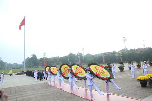 Chùm ảnh: Lãnh đạo Đảng, Nhà nước, MTTQ Việt Nam vào Lăng viếng Chủ tịch Hồ Chí Minh