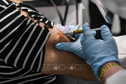 Nhân viên y tế tiêm thử nghiệm vaccine ngừa COVID-19