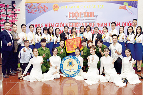 Đại diện lãnh đạo Học viện Tài chính chụp ảnh lưu niệm với thành viên đội thi.
