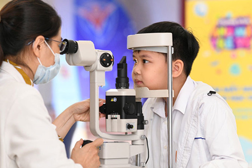 Khám phân loại bệnh về mắt miễn phí trong khuôn khổ dự án “Ánh mắt trẻ thơ” của Prudential Việt Nam