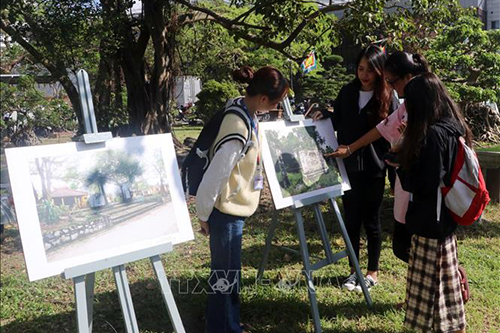 rưng bày triển lãm ảnh các di sản Đà Nẵng tại ngày hội.