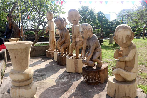 Trưng bày các tác phẩm điêu khắc gỗ của người Cơ Tu tại ngày hội.