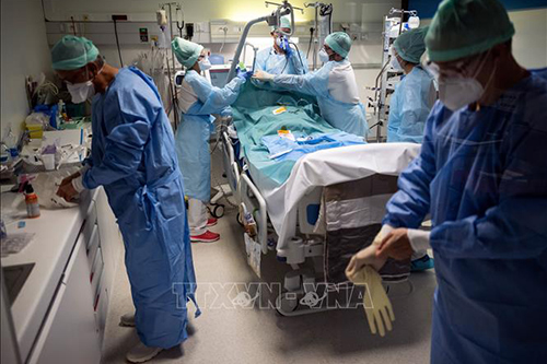 Nhân viên y tế điều trị cho bệnh nhân mắc COVID-19
