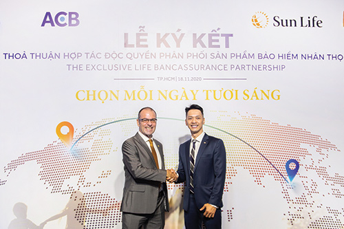 Đại diện Sun Life Việt Nam và Ngân hàng ACB