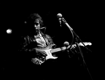 Guitar của huyền thoại Bob Dylan được mua với giá 1 triệu USD