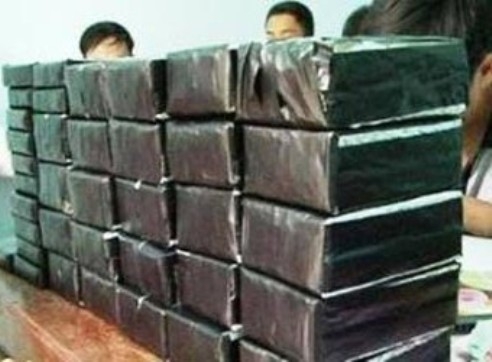 vu de lot 600 banh heroin nhan vien soi chieu mac loi chu quan
