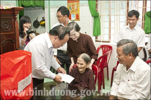 binh duong chi ho tro doi tuong chinh sach tet giap ngo tang 20