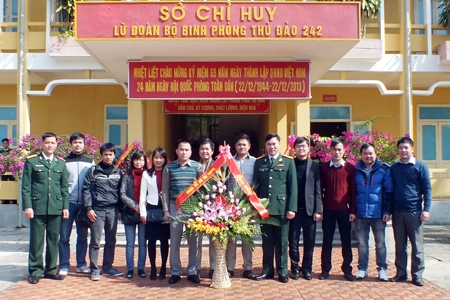 thanh nien bo tai chinh dong hanh cung bien gioi hai dao
