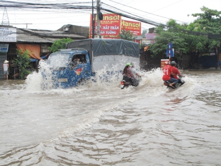 Dùng ngân sách địa phương khắc phục bão và triều cường