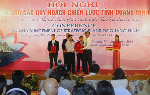 Chủ tịch UBND tỉnh Quảng Ninh Nguyễn Văn Đọc trao giấy chứng nhận đầu tư cho các nhà đầu tư