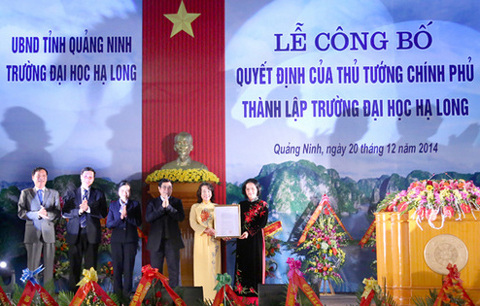 Phó Chủ tịch QH Nguyễn Thị Kim Ngân (ngoài cùng bên phải) trao quyết định