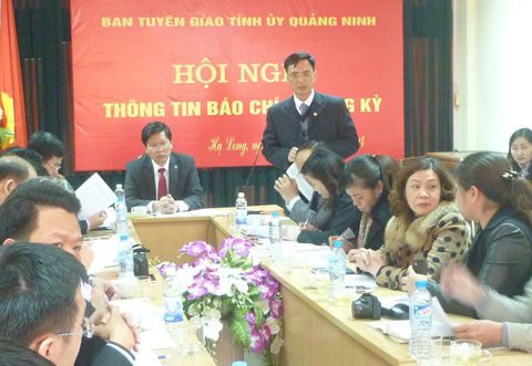 &Ocirc;ng Nguyễn Quang Cường - Chủ tịch UBND huyện Hải H&agrave; th&ocirc;ng tin với c&aacute;c