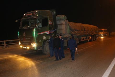 Kỷ lục bắt xe quá tải trong đêm tại Ninh Bình