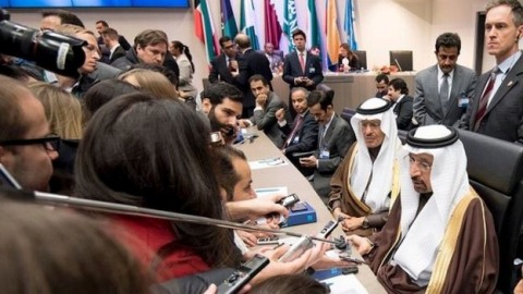 OPEC đạt thỏa thuận cắt giảm sản lượng, giá dầu thô tăng vọt