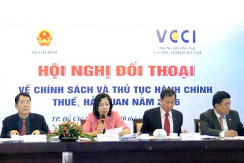 Thứ trưởng Bộ Tài chính Vũ Thị Mai cùng đại diện lãnh đạo các đơn vị của ngành Tài chính