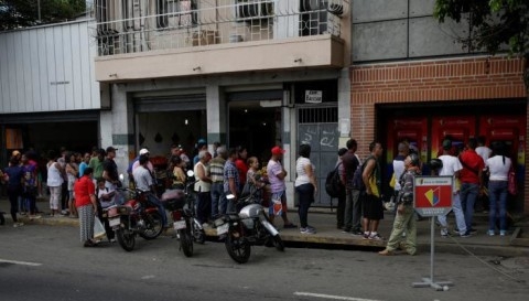 venezuela phat hanh tien moi doi pho voi lam phat 2000