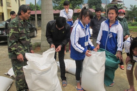 Hỗ trợ gạo cho học sinh nghèo