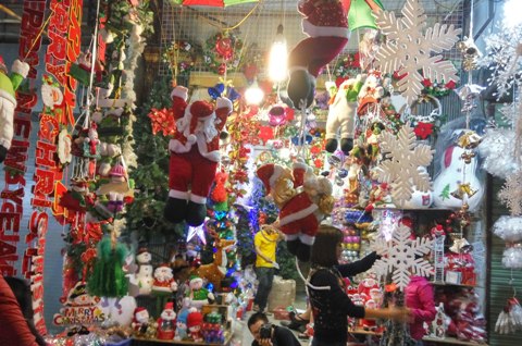 Hà Nội: Sôi động thị trường đồ trang trí Noel | Thời báo Tài chính ...