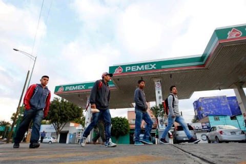 Mexico: Giá xăng sắp sửa tăng 20,1% trong tháng Một