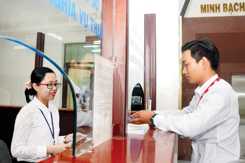 Người nộp thuế làm thủ tục tại bộ phận “một cửa” của Cục Thuế tỉnh Bà Rịa - Vũng Tàu.