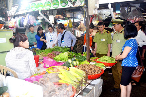 Hà Nội tăng cường kiểm soát thực phẩm phục vụ Tết Nguyên đán 2018