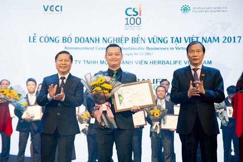 Ông Phạm Tường Huy - Tổng Giám đốc Herbalife Việt Nam nhận giải thưởng