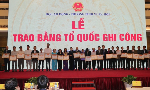 Trao Bằng Tổ quốc ghi công cho 672 liệt sĩ