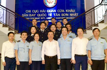 Bộ trưởng Đinh Tiến Dũng động viên nỗ lực của Hải quan sân bay Tân Sơn Nhất