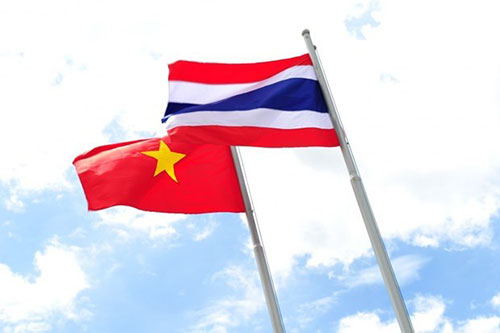 Thương mại: Việt Nam là một trong những quốc gia có tốc độ tăng trưởng nhanh nhất ở khu vực Đông Nam Á. Các hoạt động thương mại đang phát triển vượt bậc. Hãy cùng chiêm ngưỡng các hình ảnh về các sản phẩm độc đáo và những khu chợ đầy sôi động để có cái nhìn toàn diện về thị trường kinh doanh của Việt Nam.