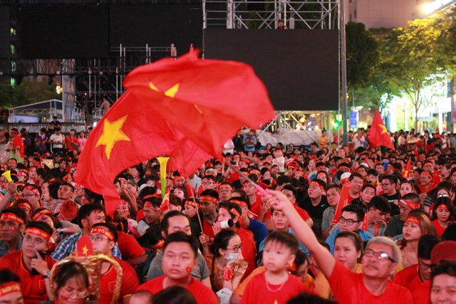 co do sao vang rop troi dem mung chien thang