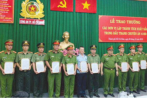 Cán bộ hải quan và công an tham gia chuyên án phát hiện, bắt giữ 446 bánh heroin tại TP. Hồ Chí Minh