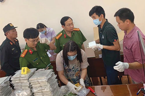 Lực lượng hải quan và công an tiến hành kiểm định tang vật ma túy. Ảnh&#58; Mạnh Quân