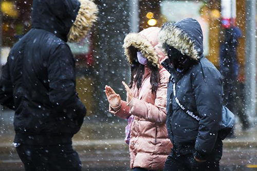 Người d&acirc;n đeo khẩu trang ph&ograve;ng COVID-19 tại Toronto