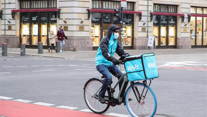 Nhân viên giao hàng đeo khẩu trang phòng dịch COVID-19 tại Berlin, Đức ngày 26/11/2020.