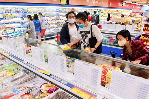 Các siêu thị tại TP. Hồ Chí Minh tăng cường chuẩn bị các mặt hàng phục vụ Tết