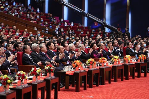 Các đồng chí lãnh đạo, nguyên lãnh đạo Đảng, Nhà nước, Quốc hội dự đại hội.