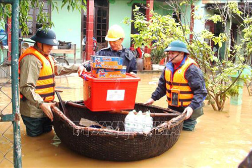 Hội Chữ thập đỏ Việt Nam trợ giúp người dân miền Trung sau thiên tai