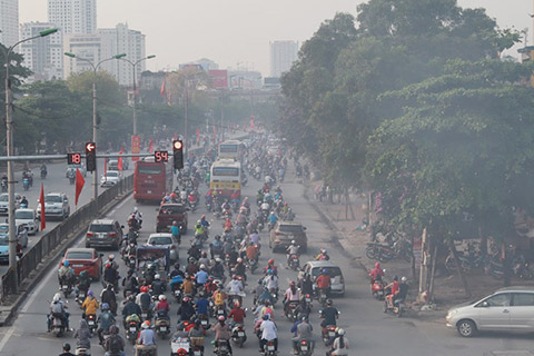 Không khí Hà Nội ô nhiễm nặng kéo dài trong ngày