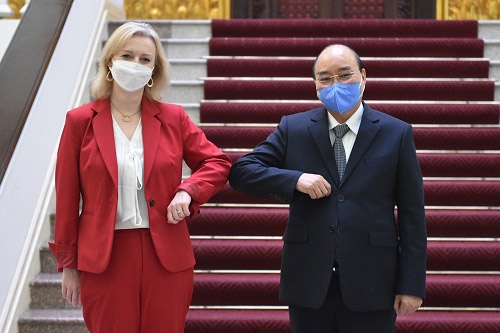 Thủ tướng Nguyễn Xu&acirc;n Ph&uacute;c v&agrave; Bộ trưởng Thương mại Quốc tế Vương quốc Anh Elizabeth Truss -