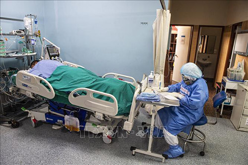 Nhân viên y tế điều trị cho bệnh nhân nhiễm COVID-19 tại bệnh viện ở Lima, Peru.