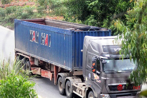 Xử nghiêm ô tô đầu kéo tự ý cắt nóc container chở quá tải