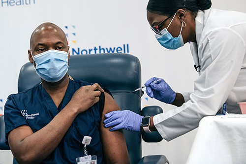 Tiêm chủng vaccine COVID-19 tại thành phố New York ngày 14/12.