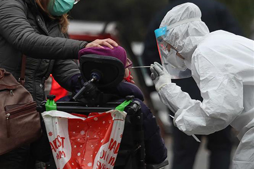 Nhân viên y tế lấy mẫu xét nghiệm COVID-19 ở Zagreb, Croatia, ngày 12/12/2020.