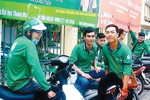 Vụ Grab tăng mức khấu trừ khiến tài xế bức xúc: Grab đang áp đặt và làm khó tài xế