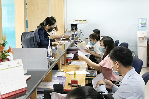 Giao dịch tại Cục Thuế Đồng Nai. Năm nay, nguồn thu nội địa của Đồng Nai dự kiến vượt 13% dự to&aacute;n.