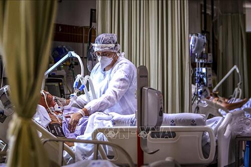 Nh&acirc;n vi&ecirc;n y tế điều trị cho bệnh nh&acirc;n mắc COVID-19