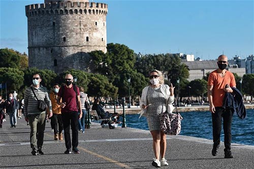 Người dân đeo khẩu trang phòng dịch COVID-19 tại Thessaloniki, Hy Lạp ngày 31/10/2020