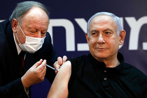 Thủ tướng Israel Benjamin Netanyahu được tiêm ngừa COVID-19 ngày 19/12/2020.