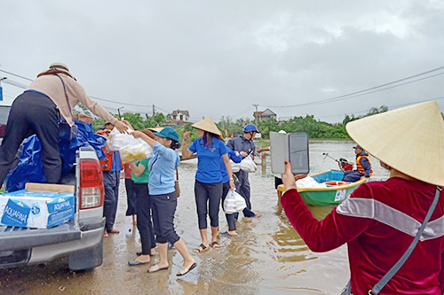 Công chức Kho bạc Nhà nước Quảng Trị tham gia hoạt động tình nguyện giúp đỡ đồng bào
